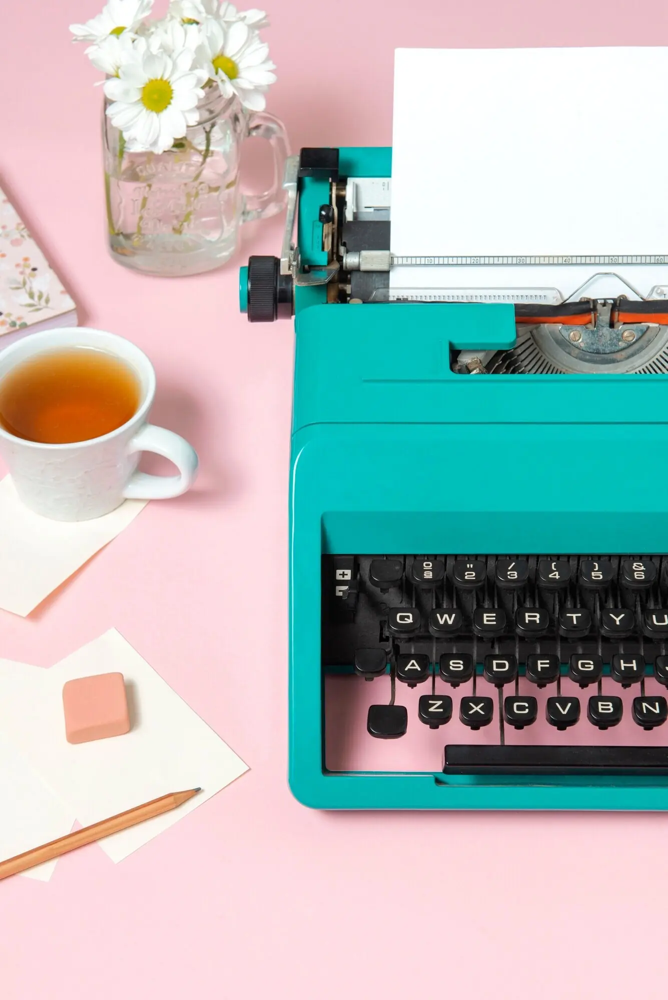 Leuchtend bunte Retro-Schreibmaschine mit Tastatur und Knöpfen.