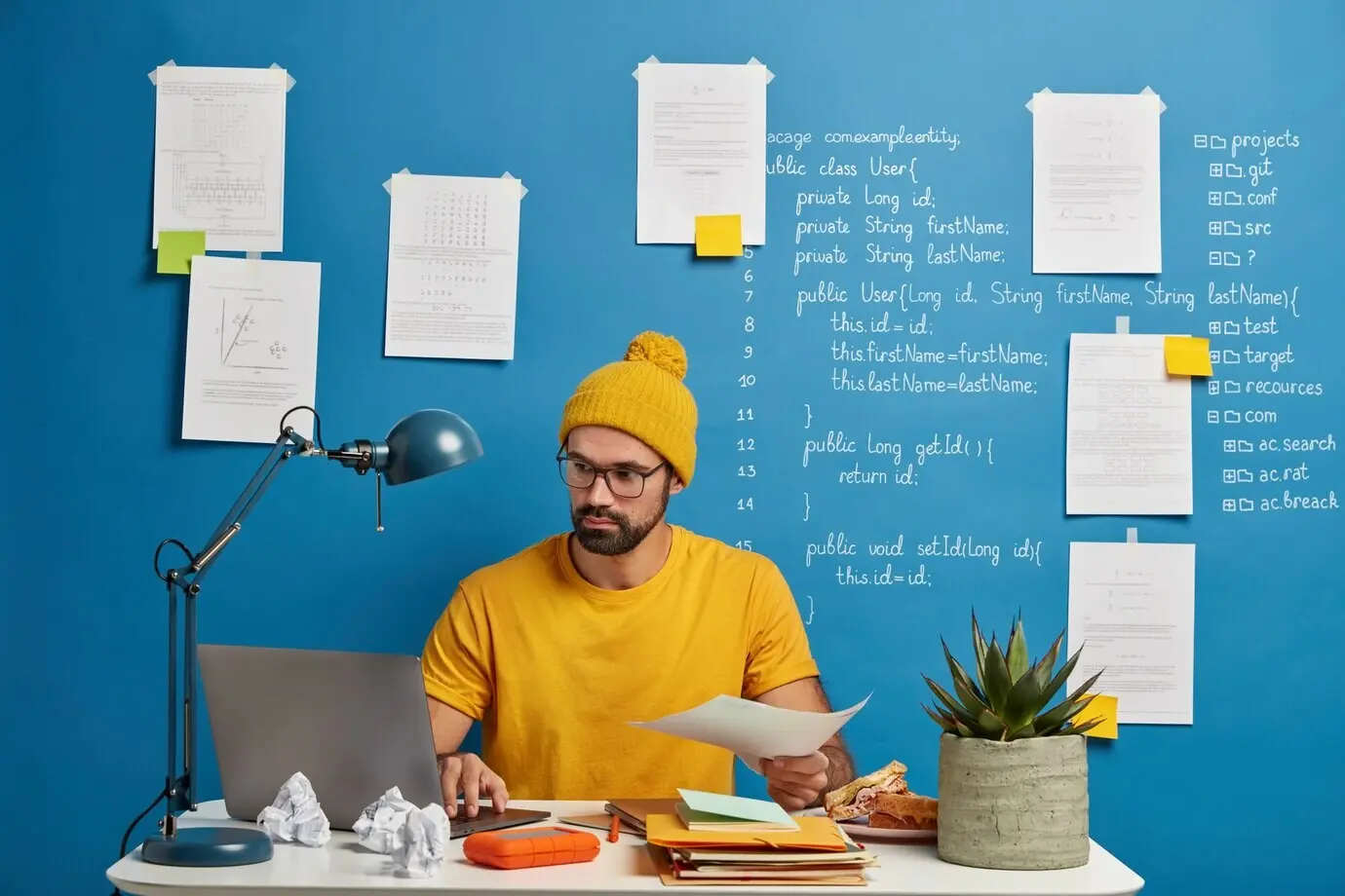 Geschäftsmann arbeitet mit Unterlagen, ist im Büro in den Arbeitsprozess eingebunden und denkt über einen Plan nach.