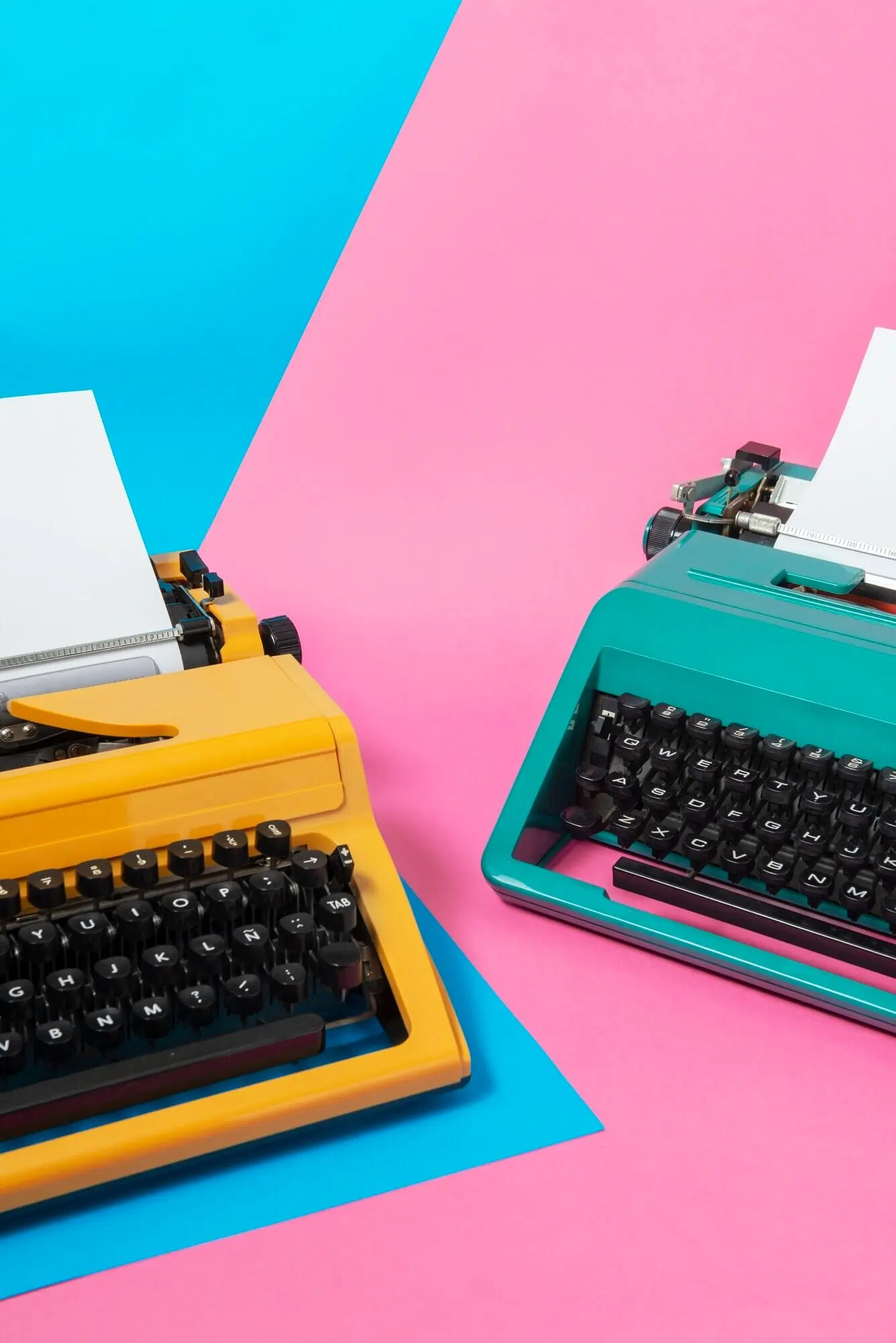 Leuchtend bunte Retro-Schreibmaschine mit Tastatur und Knöpfen