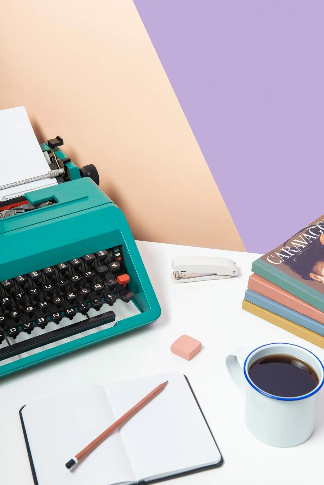 Leuchtend bunte Retro-Schreibmaschine mit Tastatur und Knöpfen.