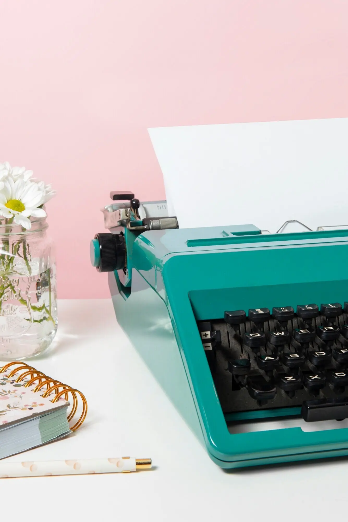 Leuchtend bunte Retro-Schreibmaschine mit Tastatur und Knöpfen