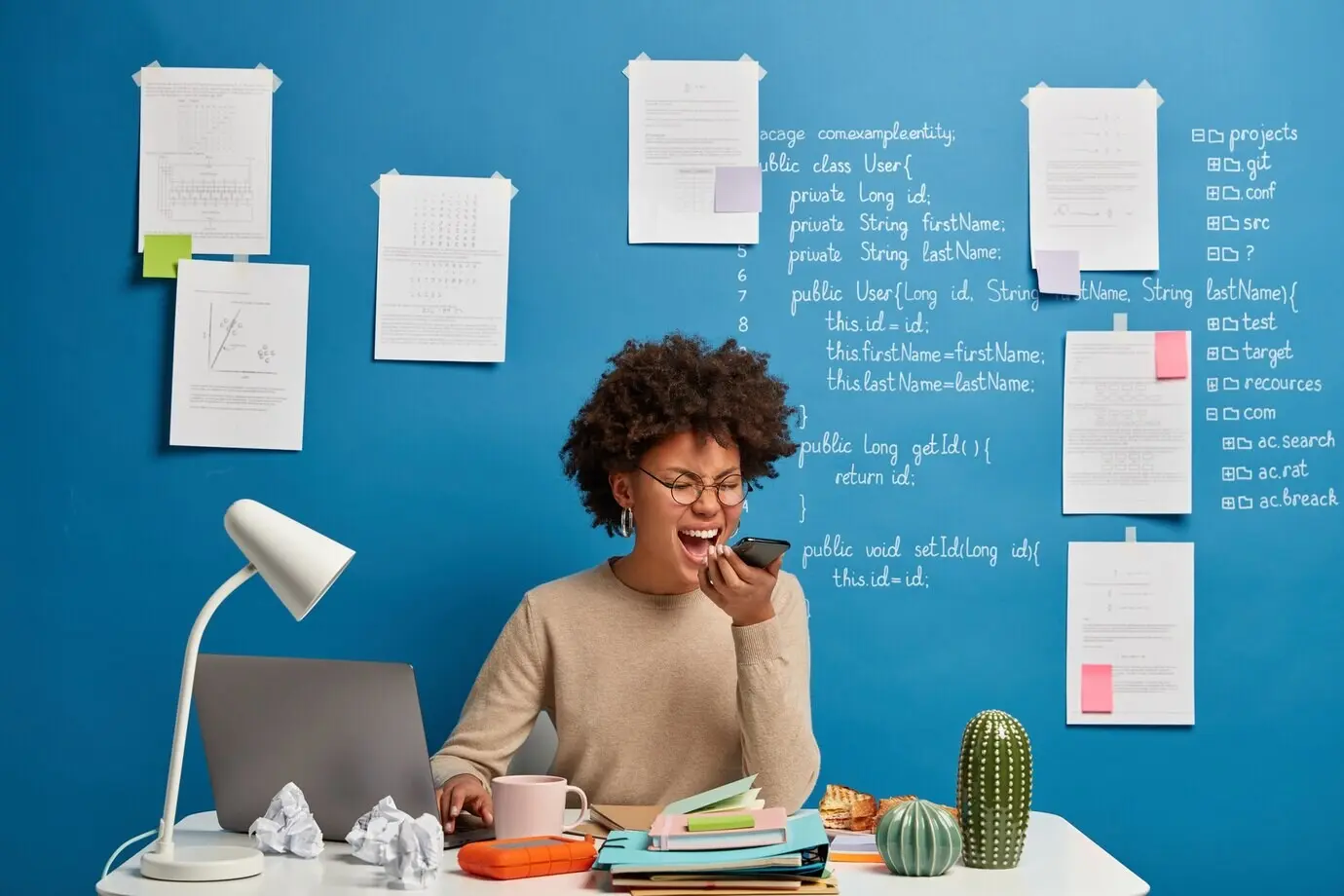 Ein wütender Student oder Freiberufler schreit wütend am Telefon, sitzt vor einem Laptop, führt ein nerviges Gespräch mit einem Kunden und entwickelt eine Plattform für eine Website.